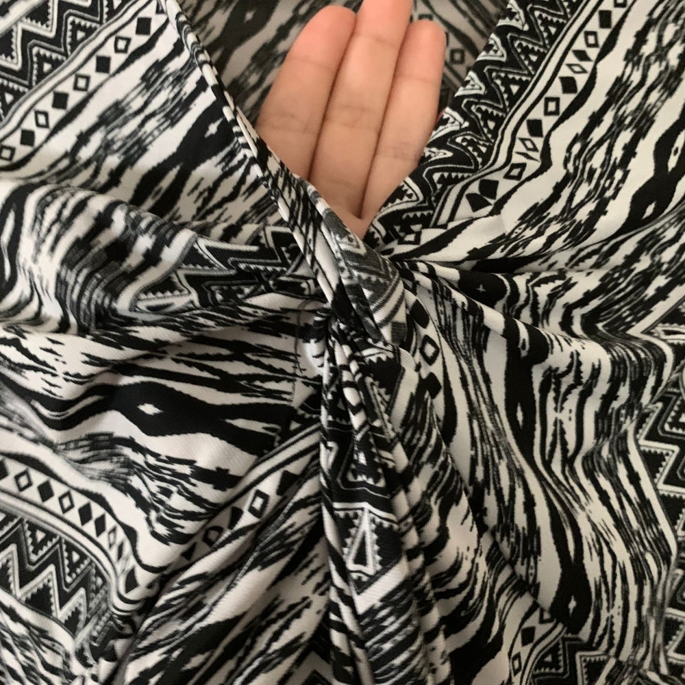 MADE BY JOHNNY Size M Black White Dress Cocktail Stretch V-Neck Form Flattering - Picture 6 of 9